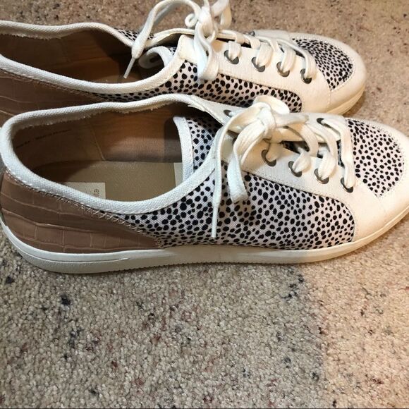 Like new fun cloth shoes by Dolce Vita size 9.5 - Picture 4 of 5